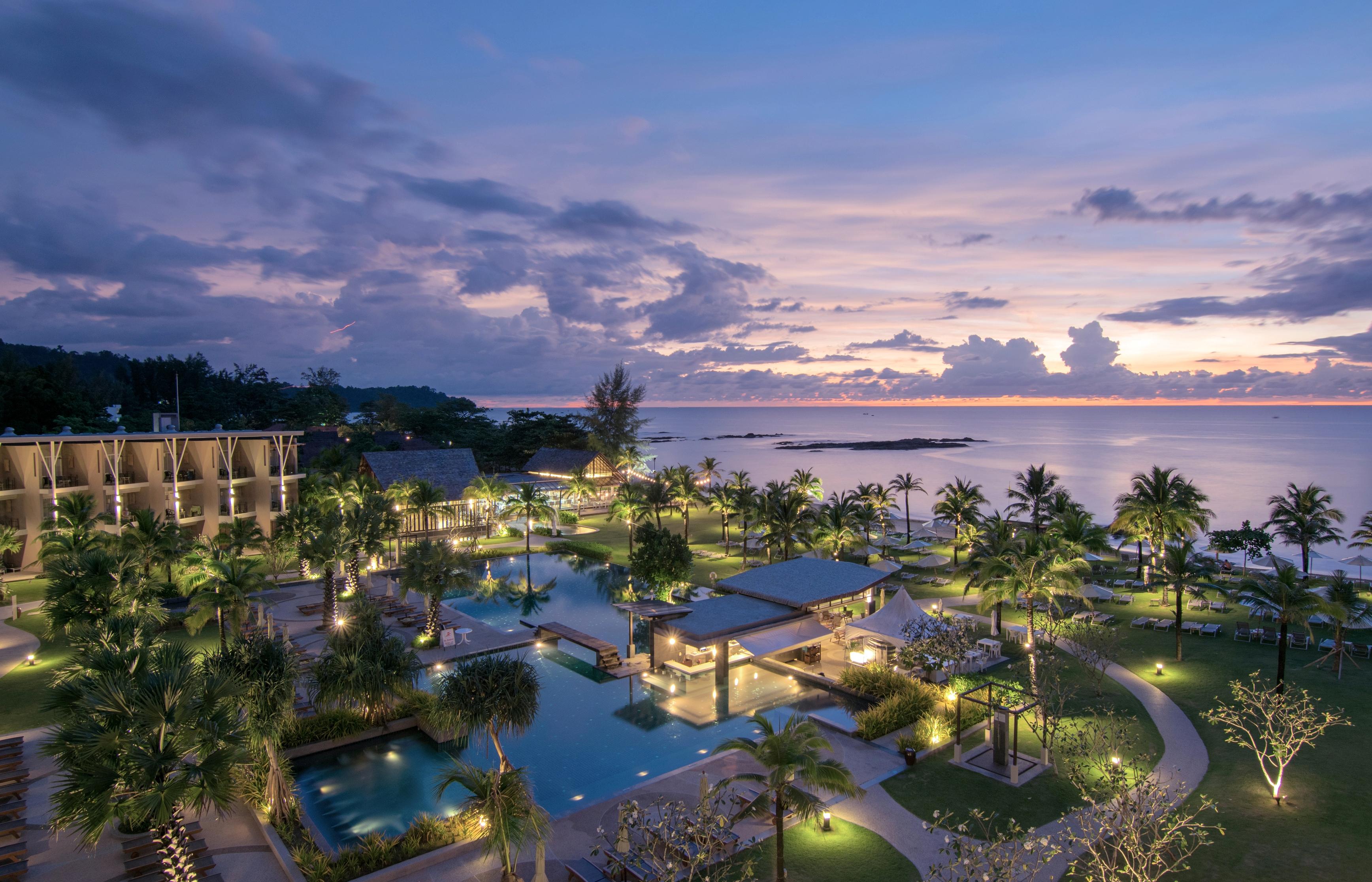 The Sands Khao Lak By Katathani - Sha Extra Plus Exterior foto The resort at sunset